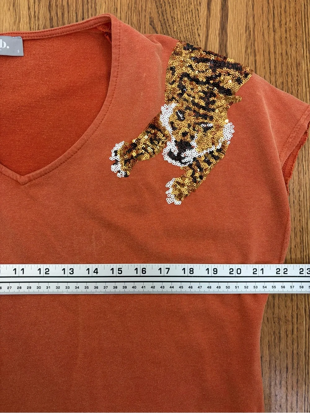 Tiger Sequin Patch Accent V-Neck Rust Short Sleeve Top (S) - Picture 7 of 10